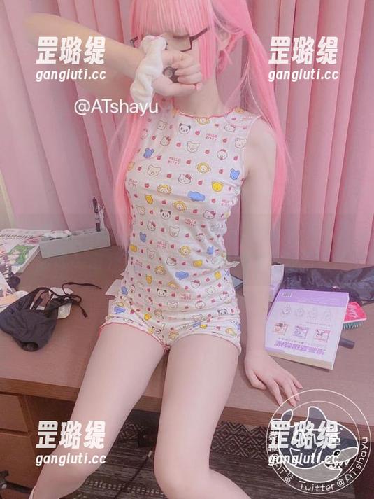 说真的，AT鲨裸足cos的组合让我产生了很多…奇怪的想法。这套图太扎眼了。