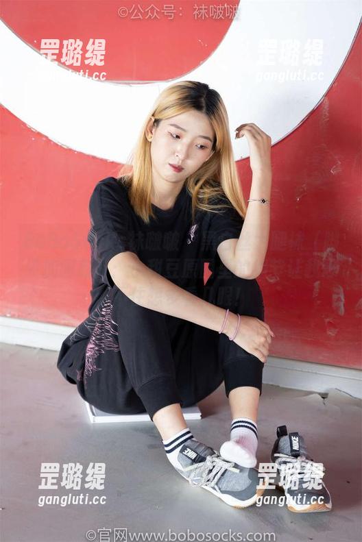 BoBoSocks袜啵啵 - 黑白丝大腿袜（脚尖加固款）：小甜豆原图里的细节让我忍不住想多看几眼！