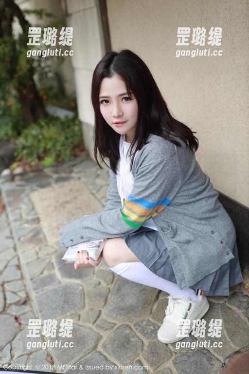 MFStar模范学院-SiByl李思宁 MFStar模范学院 - 下载SiByl李思宁的教室图包,谁能想到这些书桌边的瞬间居然这么迷人?