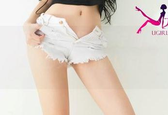UGirls尤果网 – 学姐李思宁的私房写真：她的眼神比我那天在咖啡店的拿铁还迷人。