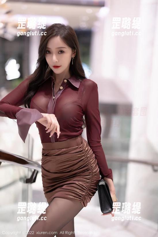 Xiuren秀人网 - 旗袍与小逗逗的全套图集——在优雅中轻轻俯身