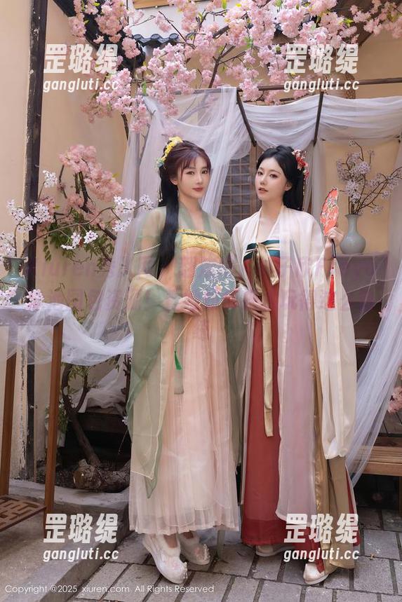 Xiuren秀人网 - 翻滚吧，林子欣Freya泳池图包资源！看她如何把水玩得这么熟练