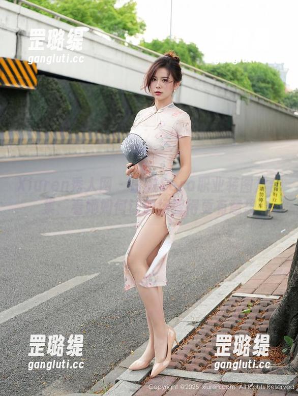 Xiuren秀人网 - 白微Sera职业装图片合集：看她如何让职场变得更有意思
