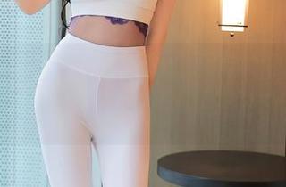 Xiuren秀人网 – 泡在浴缸里的白芷yy：美图更新，心情也跟着漂浮！