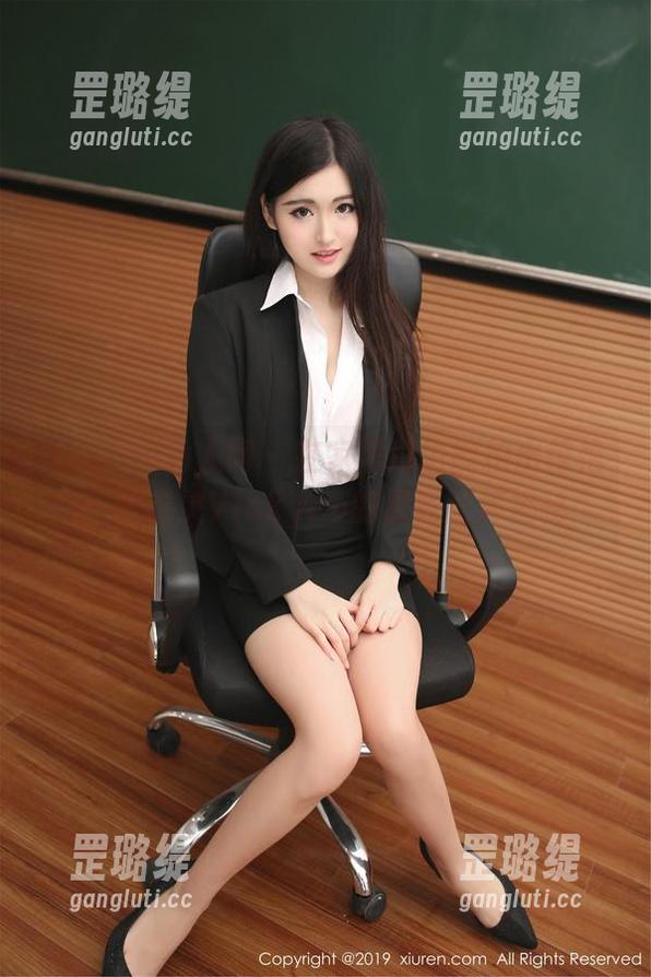 Xiuren秀人网-陈念灵Vickyao Xiuren秀人网 - 在家闲逛也能拍出惊艳!陈念灵Vickyao的居家图库揭秘