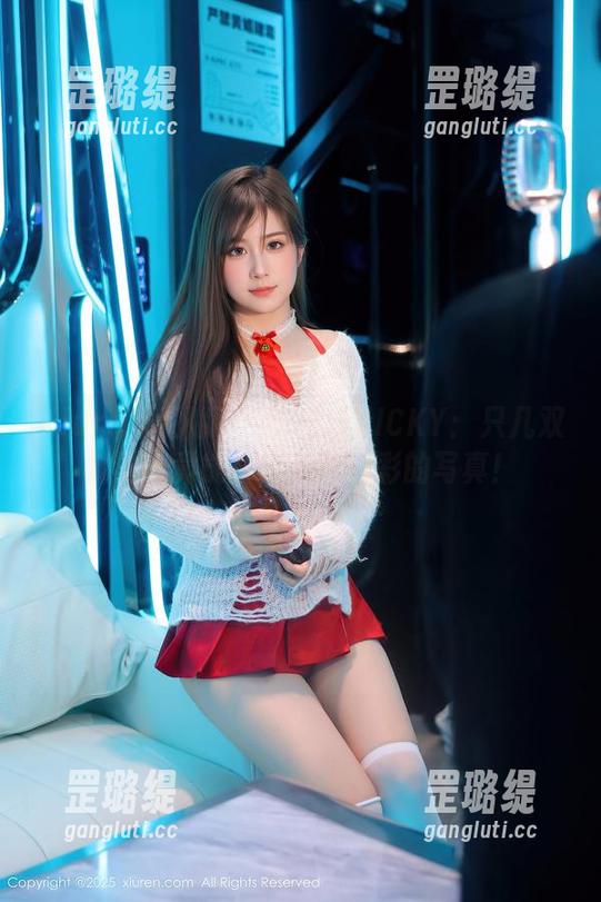 Xiuren秀人网 - 陈雅漫VICKY：只几双棉袜，竟能拍出如此精彩的写真！