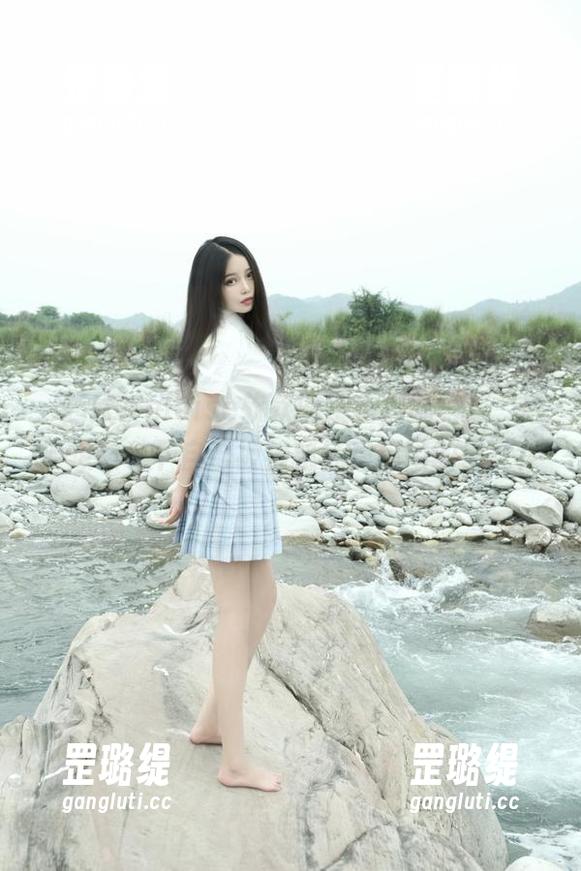 eloise软软 一起欣赏eloise软软的紫色韵味写真,顺便想象一下自己被神秘气息包围的感觉!