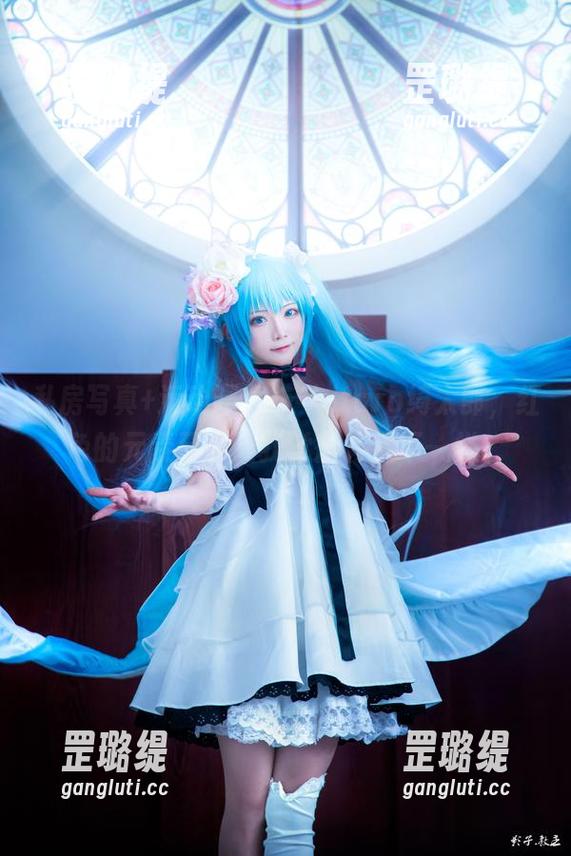 私房写真+运动服女孩=kitaro绮太郎，红色的元素至少让我觉得有点不一样。