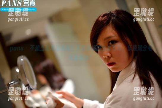pans-微妮 pans - 不想当孤单圣诞树?下载微妮的全套写真,乐趣满分毛衣随便穿!