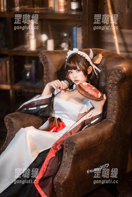 七七娜娜子与普利茅斯女仆的高清写真：看似乖巧其实暗潮汹涌～