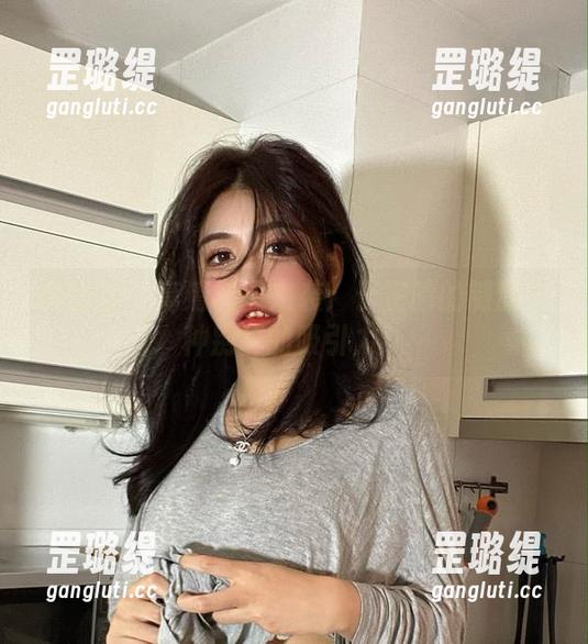 微密圈 - 高清套图来袭：于芷晴的制服有种别样的吸引力！