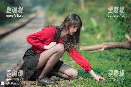 兔玩映画 兔玩映画:这腿不是细,是透明吧!图片简直让我震惊,难道是隐形人?
