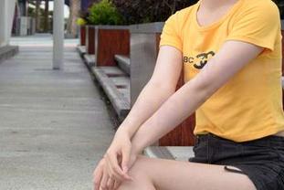初夏女神 – 美图分享：双双和她的网袜，真是绝配！
