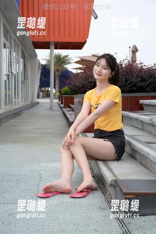 初夏女神 - 美图分享：双双和她的网袜，真是绝配！