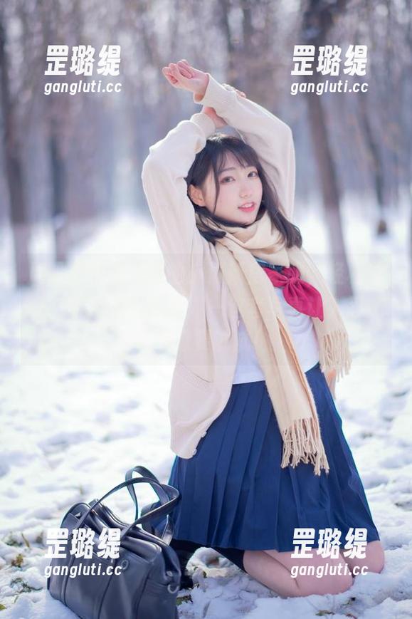 周叽是可爱兔兔的小清新居家服，轻松驾驭‘不经意的优雅’—这套写真让人忍不住想要试试!