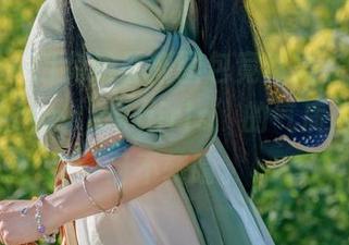 哇，咬一口兔娘最新图包竟然是在绿野茶会，‘Lovesickgirls’的气质简直让我目不转睛。
