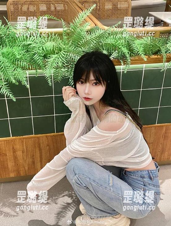 大肉丸Amiee 大肉丸Amiee的睡衣真是太子气了,原图里每一寸都在低语,满满的故事感。