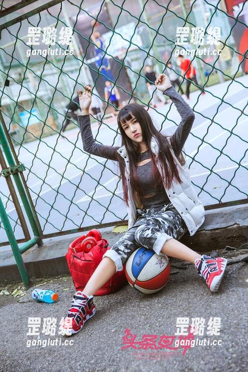 头条女神 - 图集中随风舞动的刘瑾希，女王气质让你不敢错过