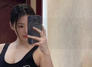 微密圈 – 奶宝妹纸的深夜游泳池：最新美图，泳池里的水都在偷看！