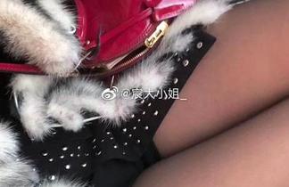 微密圈 – 宸大小姐最新美足图片，不知道的还以为我在看画展呢！