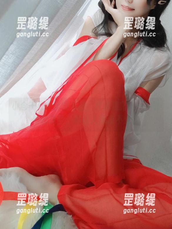 小仓千代w美腿私拍，作品透露出一种微妙的欲望，真让人琢磨不透。