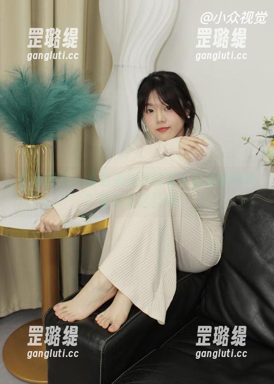 小众视觉 - 谁说美脚不能有小薯条的风格？快来看这图册！