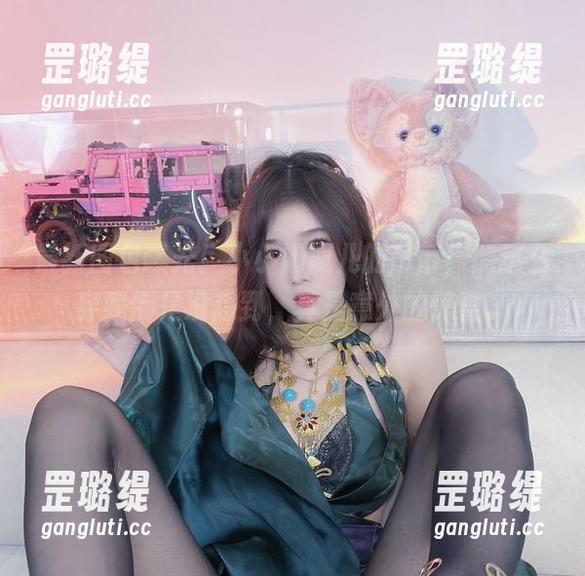 最新图包曝光！小小奶瓶儿的吊带，能这么穿我倒是没想到，真是意外的惊喜。
