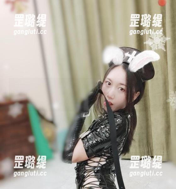 小玉吃果冻 微密圈 - 小玉吃果冻泳池写真分享:是美女还是游泳圈,脑中有点迷!