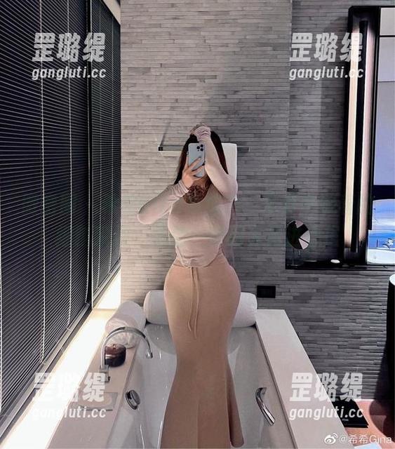 希希Gina 微密圈 - 希希Gina与纯白,写真中藏着的细腻瞬间,就像一缕阳光洒进心里