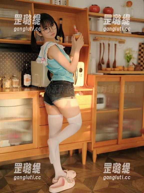 幼水铃衣 轻轻一撩,幼水铃衣和她的秋月爱莉私房写真,带来不一样的电流!