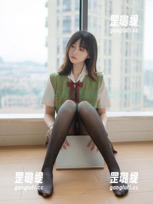 念雪ww最新白色泳衣套图，你能想象那个瞬间的美吗？