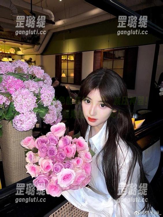 怡子yiii与黑色的奇妙碰撞：减压神器！赶快下载她的写真集吧！