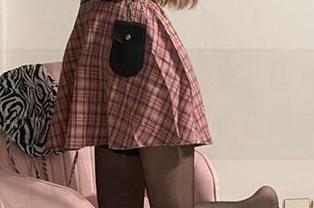 微密圈 – 教室中的提袜少女，图片展现了她的独特魅力，简直忍不住想讨论！