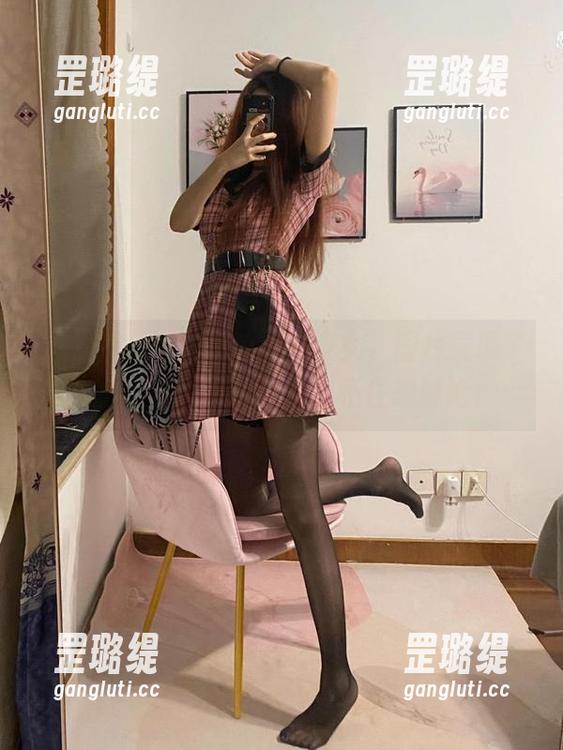 微密圈 - 教室中的提袜少女，图片展现了她的独特魅力，简直忍不住想讨论！