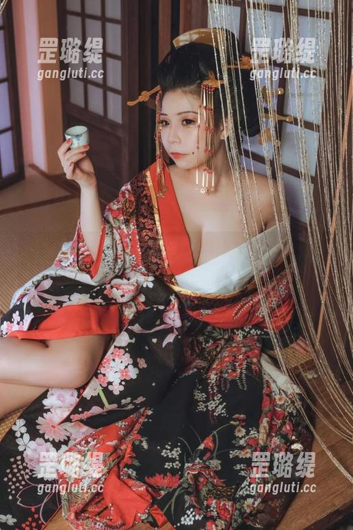 无颜小天使wy在天台，套图里藏着无圣光的暗示