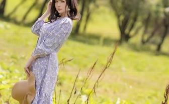 星之迟迟私拍图集：在玫瑰月光的拥抱下，感受那种说不清的神秘气息。