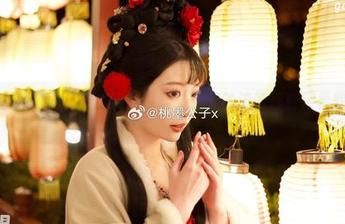 窗边的桃墨公子，一组在线写真，时光的流转都变得柔软了起来。