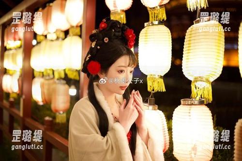 窗边的桃墨公子，一组在线写真，时光的流转都变得柔软了起来。