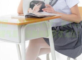 森萝财团 – 免费欣赏卉子：这个白色房间湿气重，过膝袜却轻松无比！