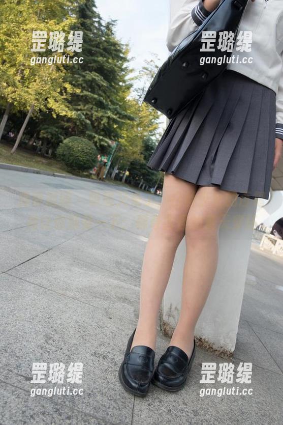 森萝财团-吸吸 森萝财团 - 吸吸又来了,白丝少女的百褶裙让你感受一下:稀奇古怪的夏天穿搭