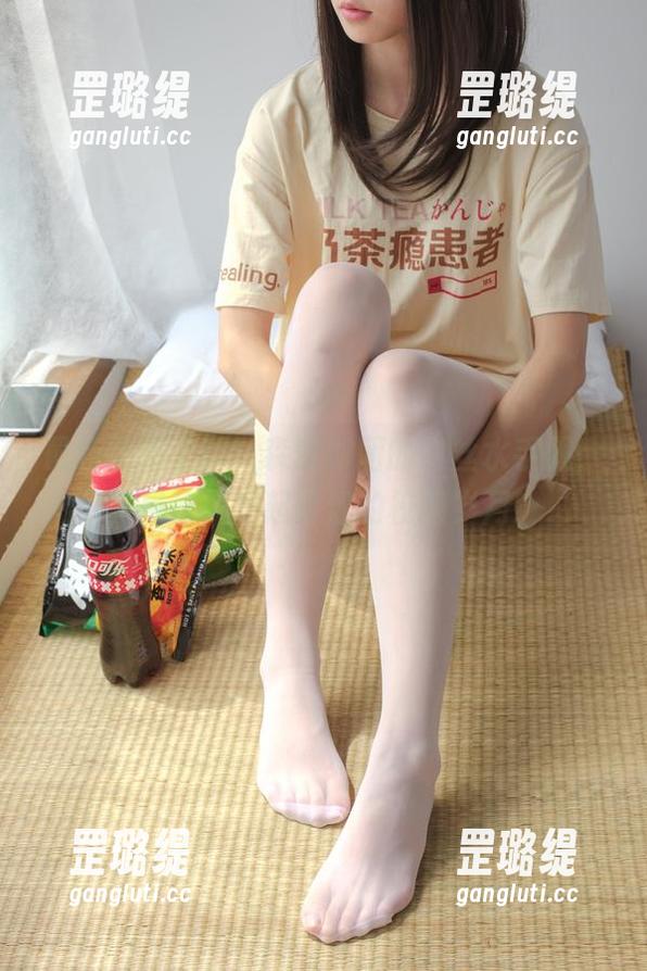 最新图集上架！森萝财团的白丝水手服，真是让人想起青涩的校园岁月！