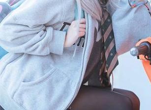 当职业装遇上炸酱沐沐：图库资源的另一种性感