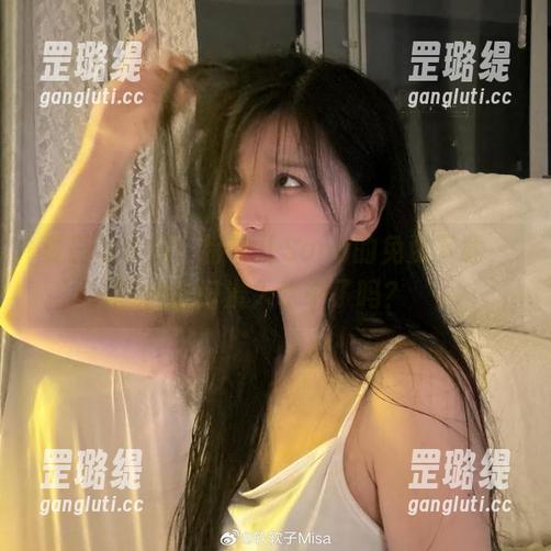 夏日泳衣疯：特软儿Sona的免费下载，准备好浸入水中了吗？