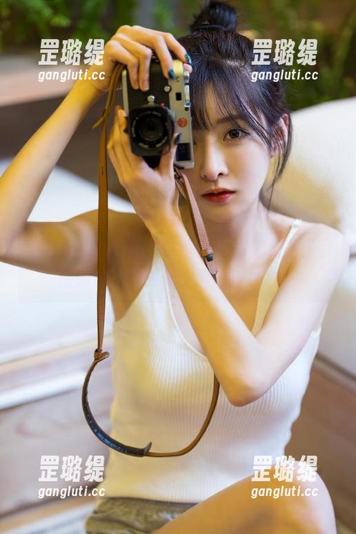 王羽杉在透纱白裙中适得其法，无圣光原图的那种自然美，真有些扎心。