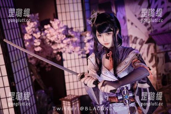 在无圣光的世界里，白莉爱吃巧克力女王的写真闪耀着别样的魅力。