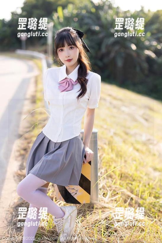 秀人网 - 美图赏析：Cherry绯月樱的温柔瞬间，心脏不负责跳动哦，随时都有可能“砰”一下！
