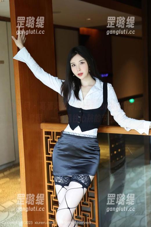 秀人网 - 高清来袭！Suki_baby的制服套图，一秒通往心跳的节奏！