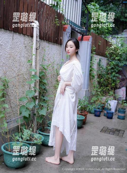 秀人网 - 小樱koko的纯白写真集：超高清，隔着屏幕都能闻到的清新气息！