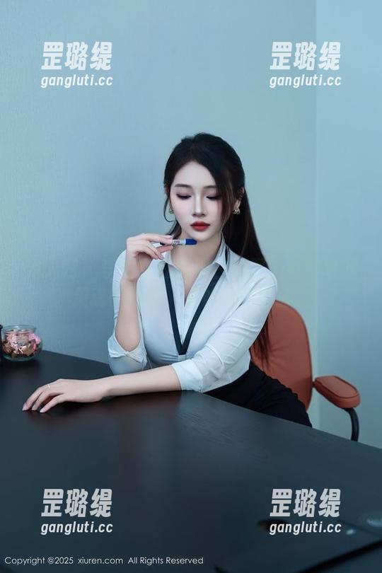 秀人网 - 李七喜在线黑白原图：有种唤起灵魂的感觉，恍如就在眼前。