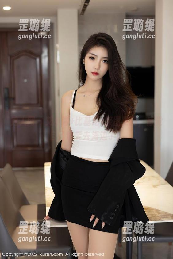 秀人网 - 艾小青+比基尼=美图更新，感觉自己也要去海边了！